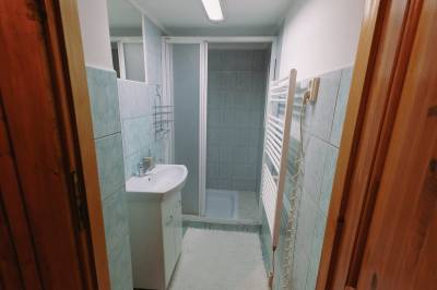 Kúpeľňa si sprchovacím kútom, Chata pod Kýčerou, Zuberec