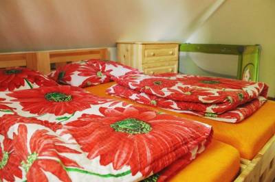 Spálňa s manželskou posteľou, Zrubová chata Katka, Klubina