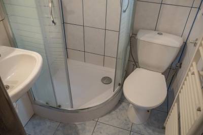 Malá chata - kúpeľňa so sprchovacím kútom a toaletou, Chaty Katka, Oravský Biely Potok