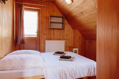 Malá chata - spálňa s manželskou posteľou, Chaty Katka, Oravský Biely Potok