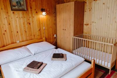 Veľká chata - spálňa s manželskou posteľou, Chaty Katka, Oravský Biely Potok