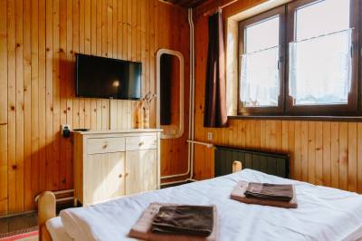 Veľká chata - spálňa s manželskou posteľou a TV, Chaty Katka, Oravský Biely Potok