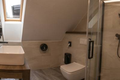 Kúpeľňa so sprchovacím kútom a toaletou, Domček pri jazierku, Nižná Boca