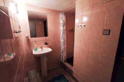 Kúpeľňa so sprchovacím kútom, Chata MIMONKA, Dedinky