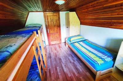 Spálňa s poschodovou a 1-lôžkovou posteľou, Chata MIMONKA, Dedinky