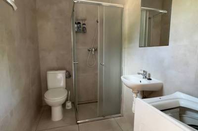 Apartmán č. 3 - kúpeľňa so sprchovacím kútom, práčkou a WC, Ubytovanie U Slovana, Obyce