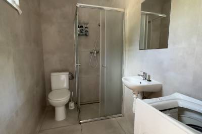 Apartmán č. 4 - kúpeľňa so sprchovacím kútom, práčkou a WC, Ubytovanie U Slovana, Obyce