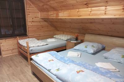 Apartmán č. 1 - spálňa s manželskou a 1-lôžkovou posteľou, Ubytovanie U Slovana, Obyce