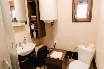 Kúpeľňa so sprchovacím kútom a toaletou, Perníková chalúpka, Oravská Lesná