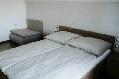 Spálňa s manželskou posteľou, Chata Motýľ, Slovensko