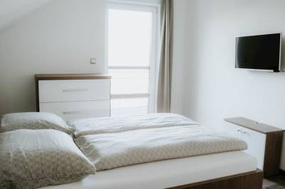 Spálňa s manželskou posteľou a TV, Chata Motýľ, Slovensko