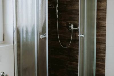 Kúpeľňa so sprchovacím kútom, Chata Motýľ, Trstená