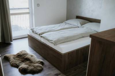 Spálňa s manželskou posteľou, Chata Motýľ, Slovensko