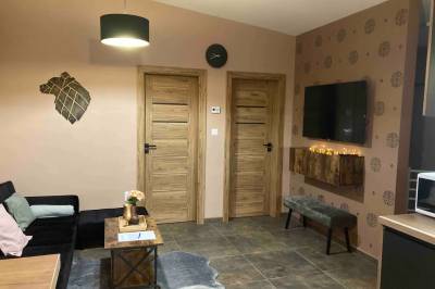 Obývačka s gaučom a LCD TV, Apartmány Bučina, Oravská Lesná