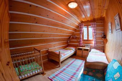 Spálňa s 1-lôžkovými posteľami a detskou postieľkou, Goralská Drevenica, Osturňa