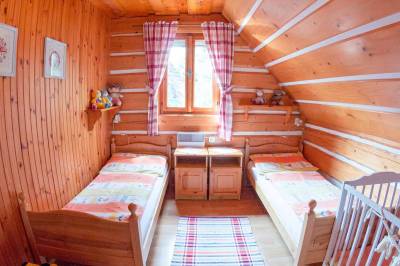Spálňa s 1-lôžkovými posteľami a detskou postieľkou, Goralská Drevenica, Osturňa