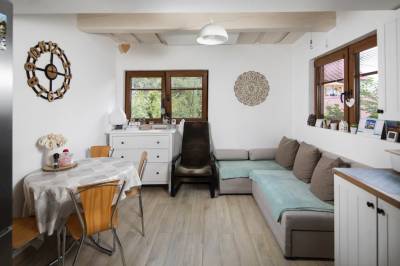 Rozkladací gauč a jedálenské sedenie pri kuchyni, Chata Arónia, Pokryváč