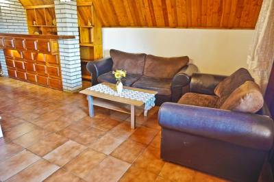 Obývačka s gaučami, Chata Husín, Hontianske Nemce