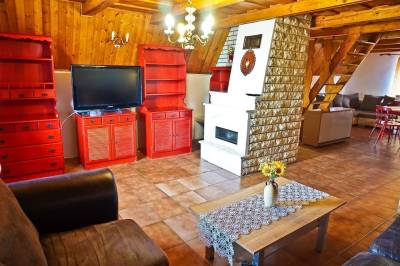 Obývačka s gaučom, krbom a TV, Chata Husín, Hontianske Nemce
