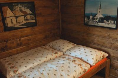 Spálňa s manželskou posteľou, Chata pod stromami, Námestovo