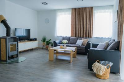 Obývačka s gaučom a TV, Chata pod Ferratou, Martin