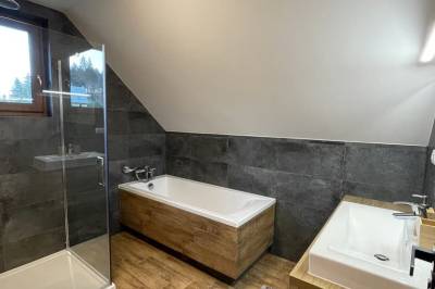 Kúpeľňa so sprchovacím kútom a vaňou, Chata Slanický Grúň, Námestovo
