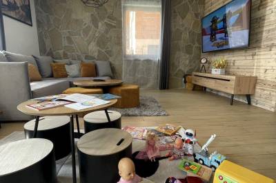 Obývačka s gaučom, TV a hračka pre deti, Chata Slanický Grúň, Námestovo