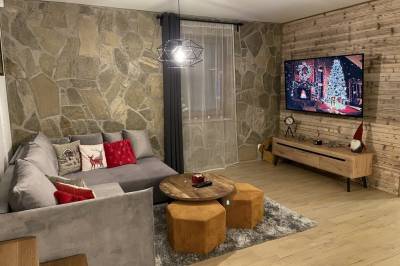 Obývačka s gaučom a LCD TV, Chata Slanický Grúň, Námestovo