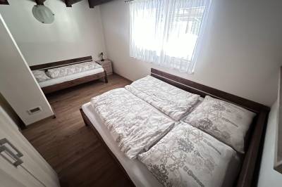 Spálňa s 1-lôžkovou a manželskou posteľou, Chata Hoľa, Dolný Kubín