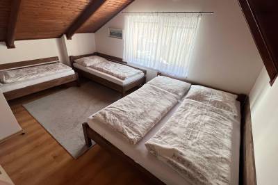 Spálňa s 1-lôžkovými posteľami a manželskou posteľou, Chata Hoľa, Dolný Kubín
