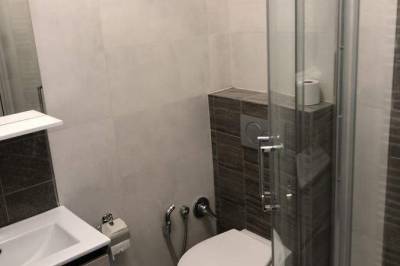 Kúpeľňa so sprchovacím kútom a WC, U babky, Piešťany
