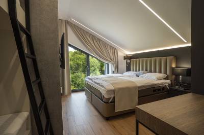 Spálňa s manželskou posteľou a TV, Villa pri rybníku STROHM, Hodruša - Hámre