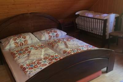 Spálňa s manželskou posteľou a detskou postieľkou, Chalupa U Dobrého Hospodára, Turík