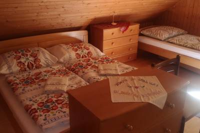 Spálňa s manželskou a 1-lôžkovou posteľou, Chalupa U Dobrého Hospodára, Turík
