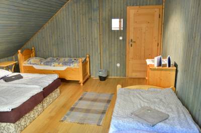 Spálňa s manželskou posteľou a dvomi oddelenými lôžkami, Chalupa U Dobrého Hospodára, Turík