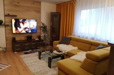 Obývačka s gaučom a LCD TV, Apartment PineWood ***, Vyšné Ružbachy