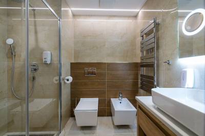 Kúpeľňa so sprchovacím kútom, bidetom a toaletou, Apartmán Diana, Bešeňová