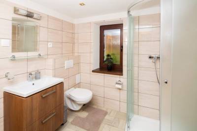 Kúpeľňa so sprchovacím kútom a toaletou, Chata Lampášik, Dolný Kubín