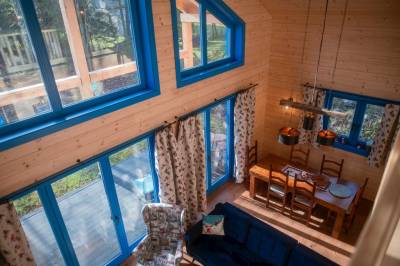 Blue chalet - obývačka a jedálenské sedenie, Chalets Buky, Vysoké Tatry