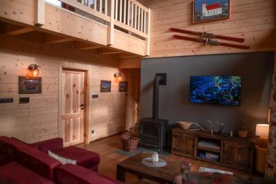 Red chalet - obývačka s gaučom, kachľami a LCD TV, Chalets Buky, Vysoké Tatry