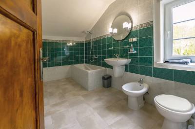 Kúpeľňa s vaňou a toaletou, Villa Danielov Dom, Vysoké Tatry