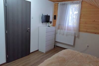 Spálňa s manželskou posteľou  a TV, Apartmán Melissa, Nižné Nemecké