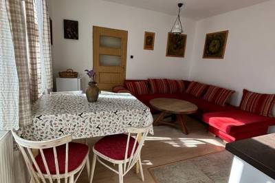 Obývačka s gaučom a jedálenským sedením, Chalupa u babky, Ružomberok