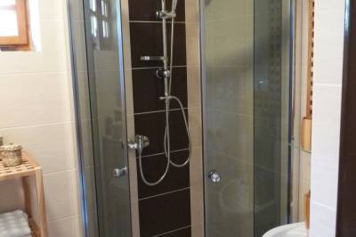 Kúpeľňa so sprchovacím kútom, Chata IVA, Oščadnica