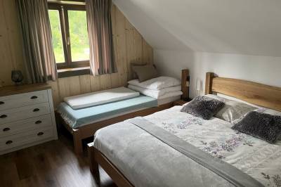 Spálňa s manželskou a 1-lôžkovou posteľou, Kanadský zrub s privátnym wellness, Nižná