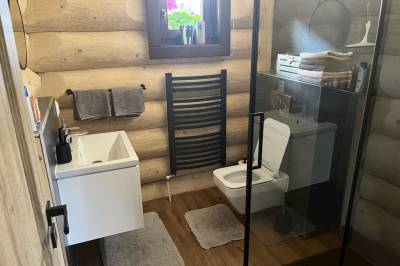 Kúpeľňa so sprchovacím kútom a toaletou, Kanadský zrub s privátnym wellness, Nižná