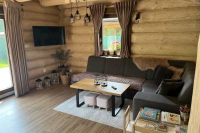 Obývačka s gaučom a LCD TV, Kanadský zrub s privátnym wellness, Nižná