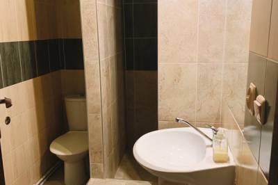 Chata Oregon - kúpeľňa so sprchovacím kútom a toaletou, MONTANA RESIDENCE - Zrub Montana a Chata Oregon, Bystrička