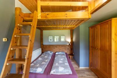 Chata Oregon - spálňa s manželskou posteľou a lôžkami na poschodí, MONTANA RESIDENCE - Zrub Montana a Chata Oregon, Bystrička