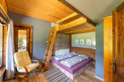 Chata Oregon - spálňa s manželskou posteľou a lôžkami na poschodí, MONTANA RESIDENCE - Zrub Montana a Chata Oregon, Bystrička